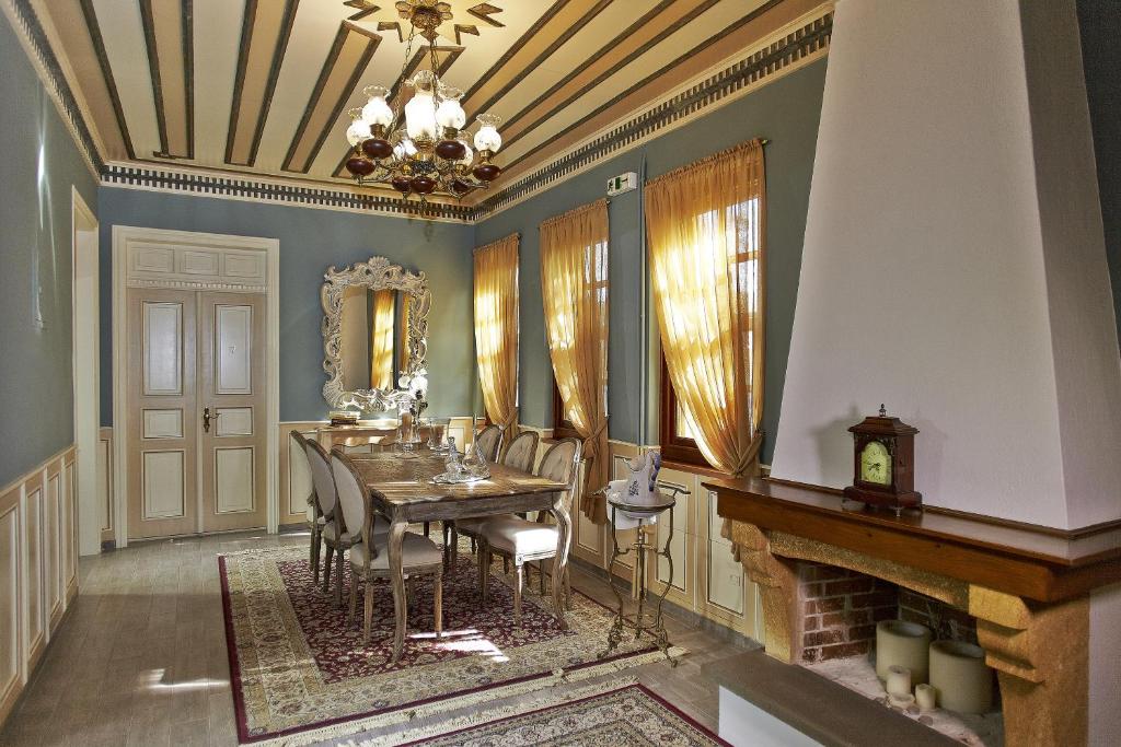 约阿尼纳卡斯楚旅馆的一间带桌椅和壁炉的用餐室