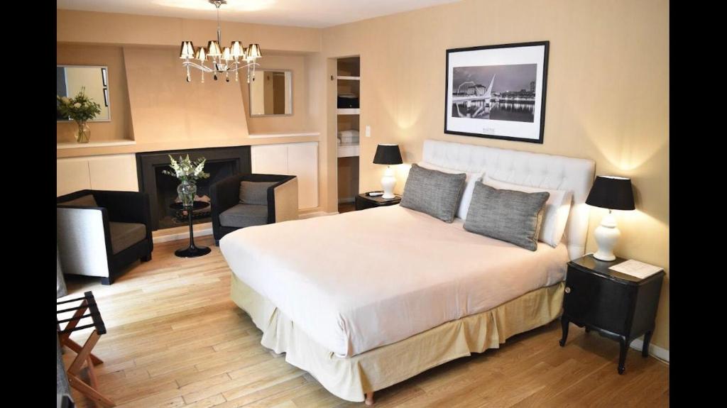 布宜诺斯艾利斯麦特瑞精品酒店的一间卧室设有一张床和一间客厅。