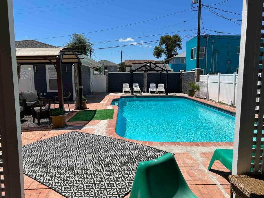 科珀斯克里斯蒂Ocean View with Private Pool Casa de Joy Dos的一个带椅子和围栏的庭院内的游泳池