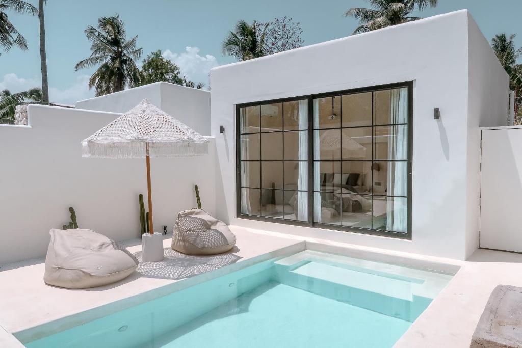 吉利特拉旺安Cahaya Villas - Luxury Villa With Private Pool的一座带游泳池和房子的别墅