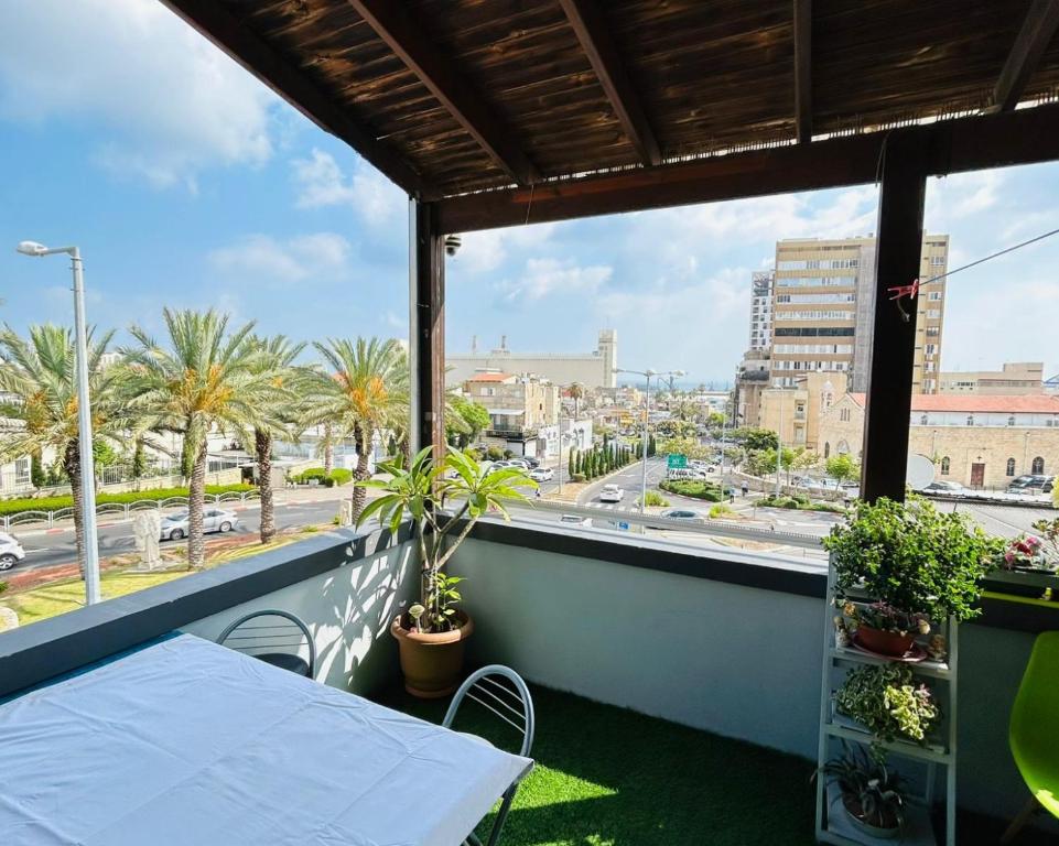 海法EMAN SWEET HOME - cozy privet unique apartment in haifa downtown的市景阳台配有桌子