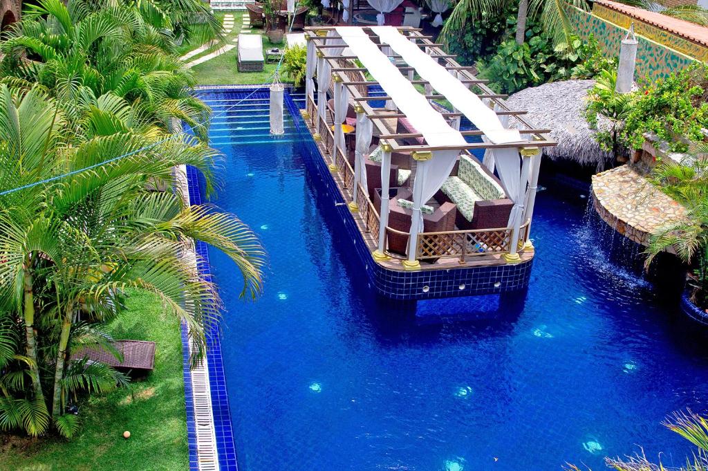 卡诺格布拉达Pousada Presidente Hotel的游泳池内船只的空中景观