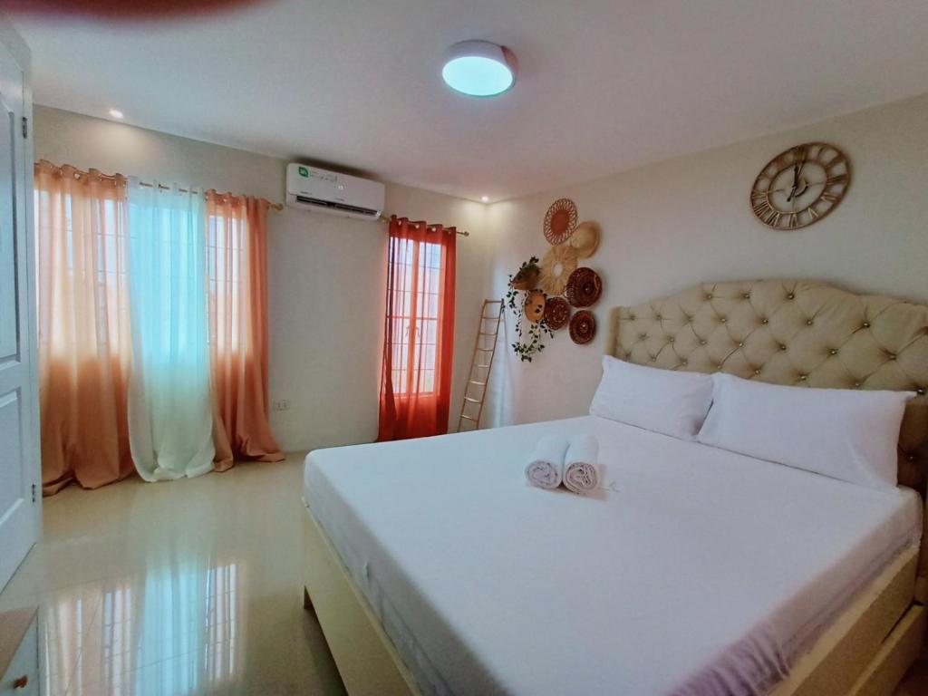 甲万那端6 - Affordable 2-Storey House in Cabanatuan City的一间卧室,床上有两双结婚鞋