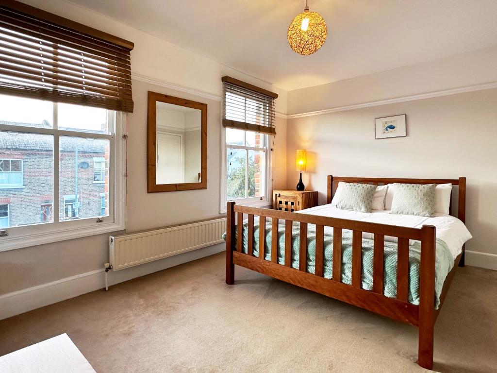 伦敦Daisy’s Place in London的一间卧室设有一张床和一个窗口