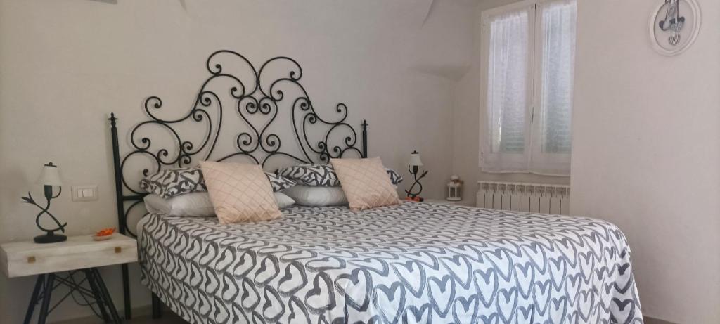 圣雷莫Nene's Home的卧室配有带枕头的黑白床。