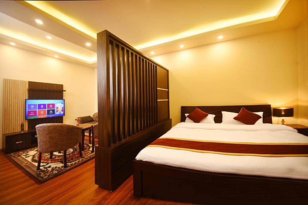 加德满都Friends Apartment Pvt.Ltd的酒店客房,配有床和电视