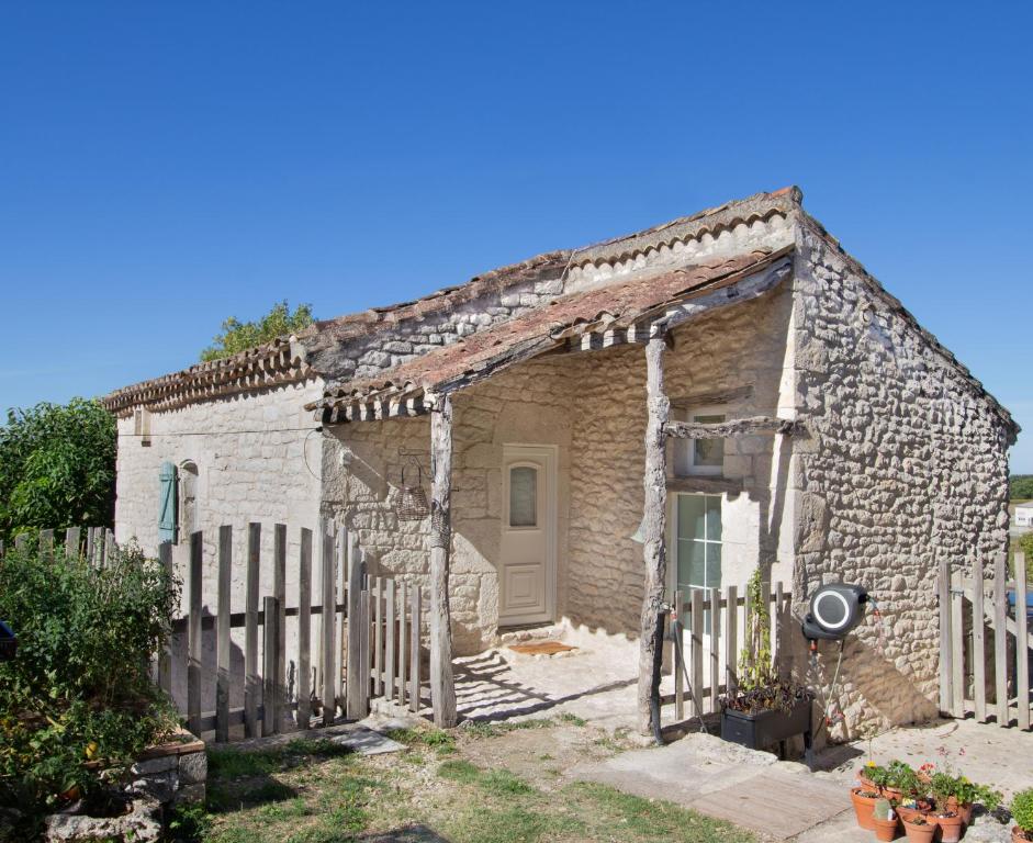 FarguesMaisonnette Lotoise, meublé de tourisme 3 étoiles的一座带木栅栏的古老石头房子
