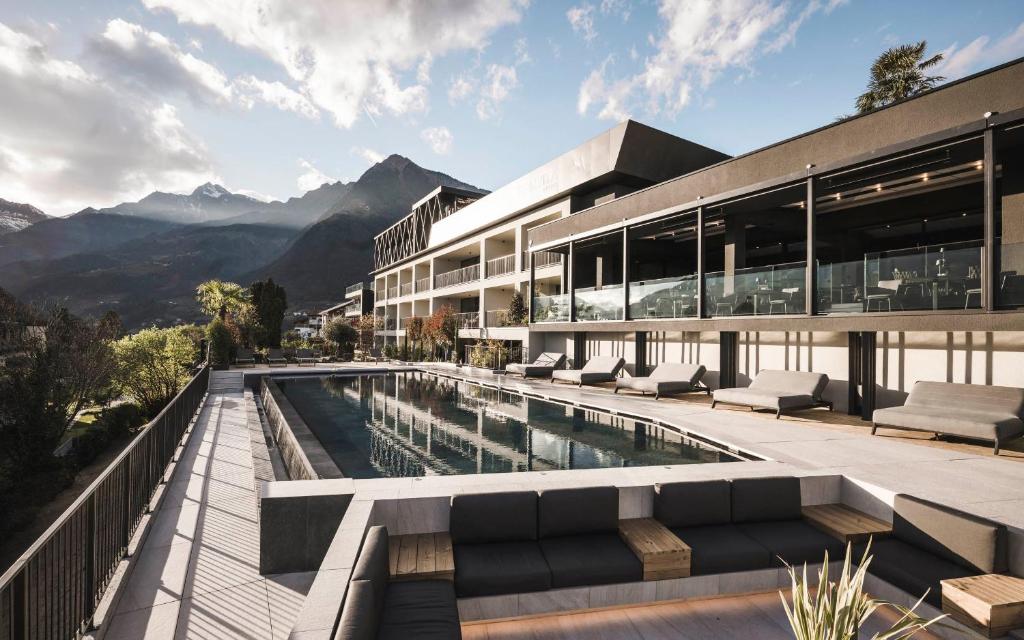 蒂鲁罗SomVita Suites的一座带游泳池的建筑,背景是群山