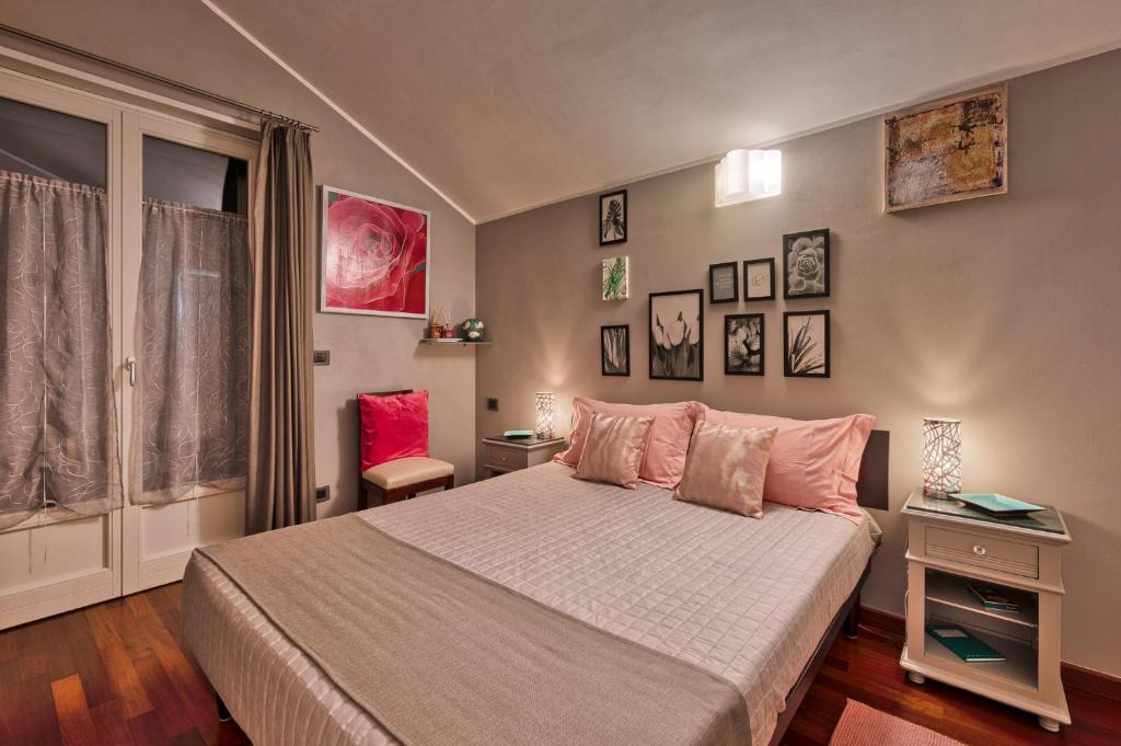 萨卢佐La Stanza dei Sogni的卧室配有一张带粉红色枕头的大床
