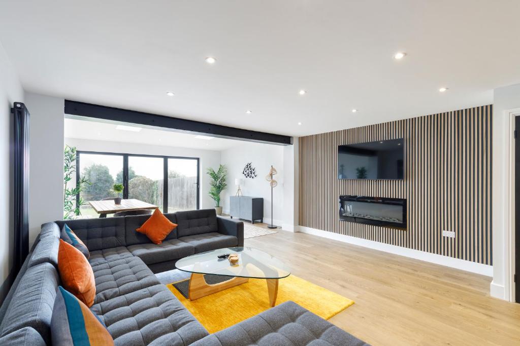 布莱顿霍夫Stylish & modern 4-bedroom home with sea views的带沙发和电视的客厅