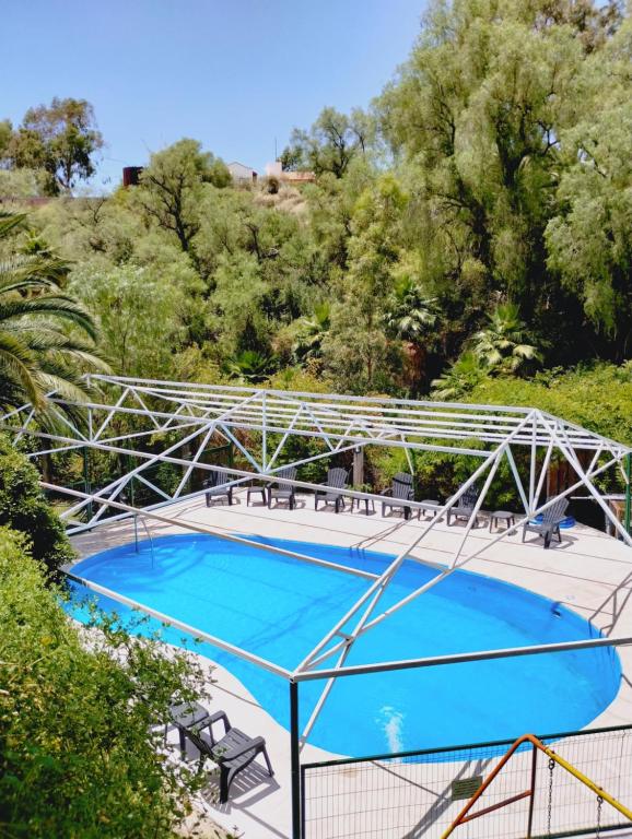 门多萨帕卡里坦普山林小屋的环绕着它的金属框架的游泳池