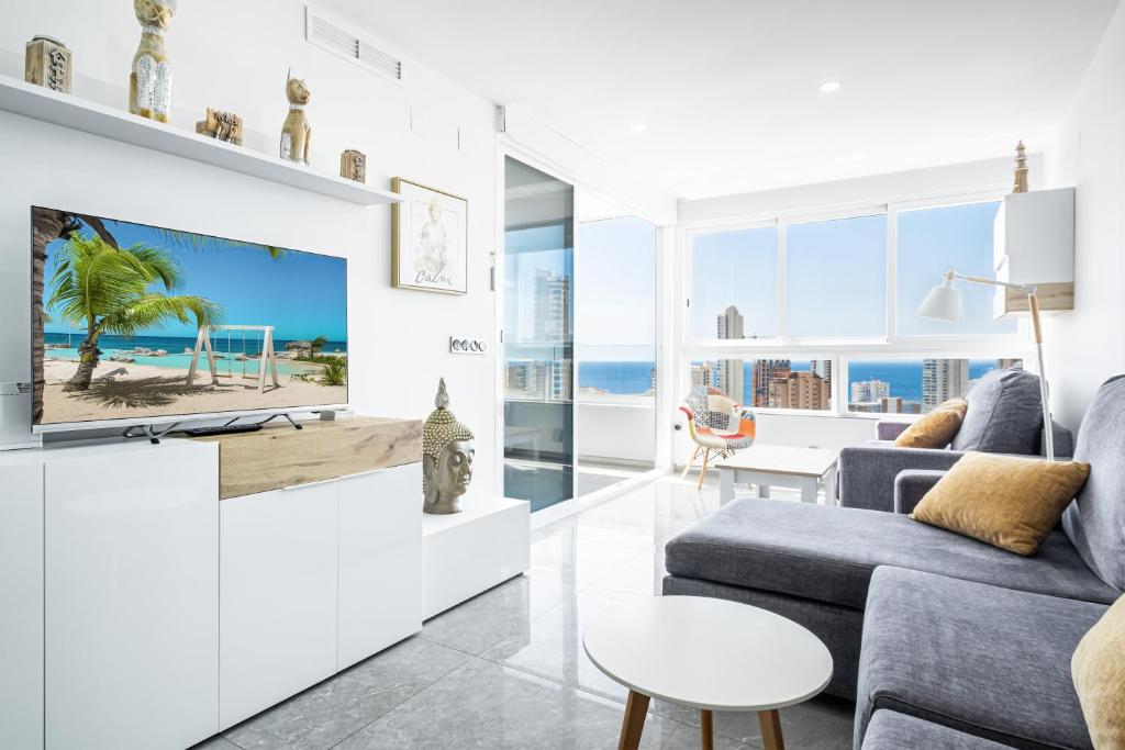 贝尼多姆Gemelos 22-3-21D Apartment Deluxe Levante Beach的一间带电视和沙发的客厅