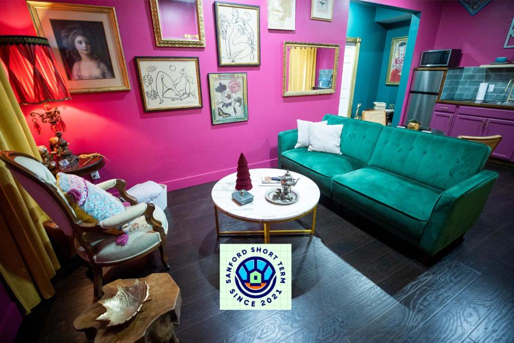 桑福德Boho Nights的客厅配有绿色沙发和桌子