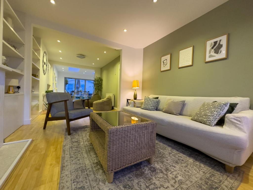 牛津Mark Road Villa的客厅配有白色的沙发和椅子