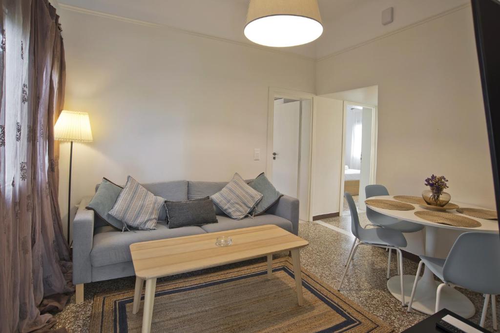 雅典Athina的客厅配有沙发和桌子