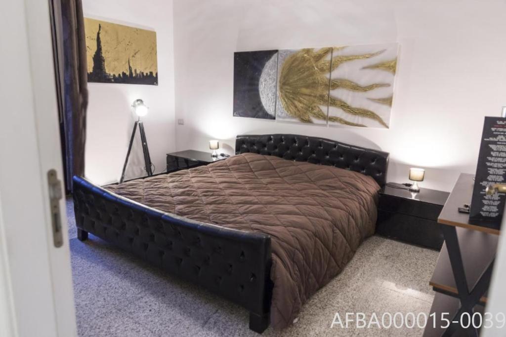 巴里Metropolitan b&b的一间卧室,卧室内配有一张大床