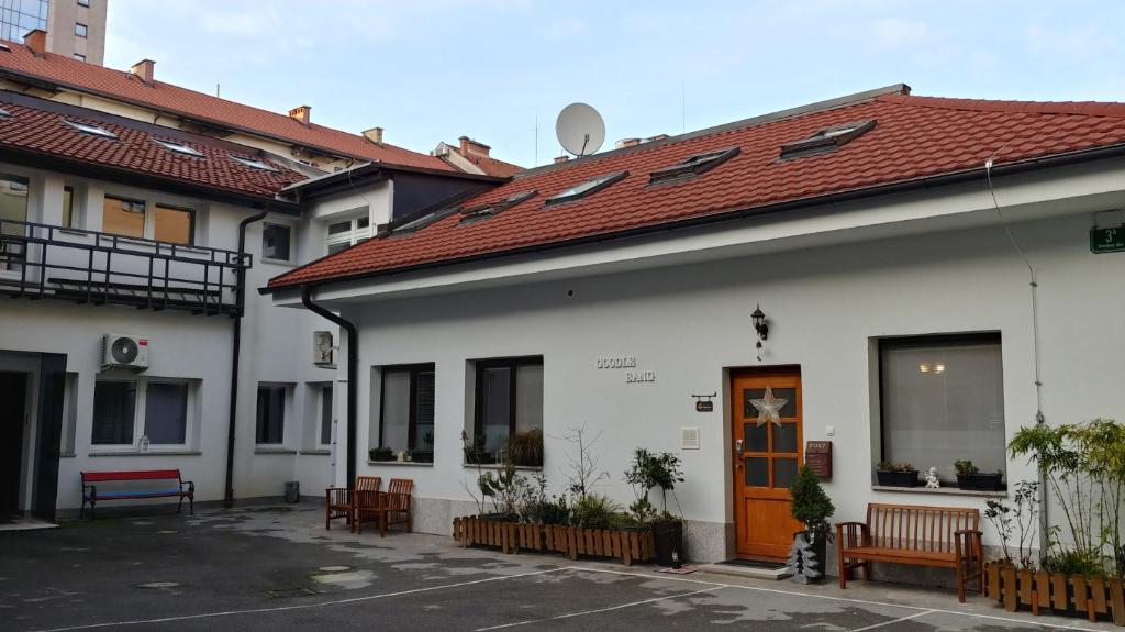 卢布尔雅那Goodlebang, 3 bed room apartment, Center Ljubljana的白色的建筑,有红色的屋顶