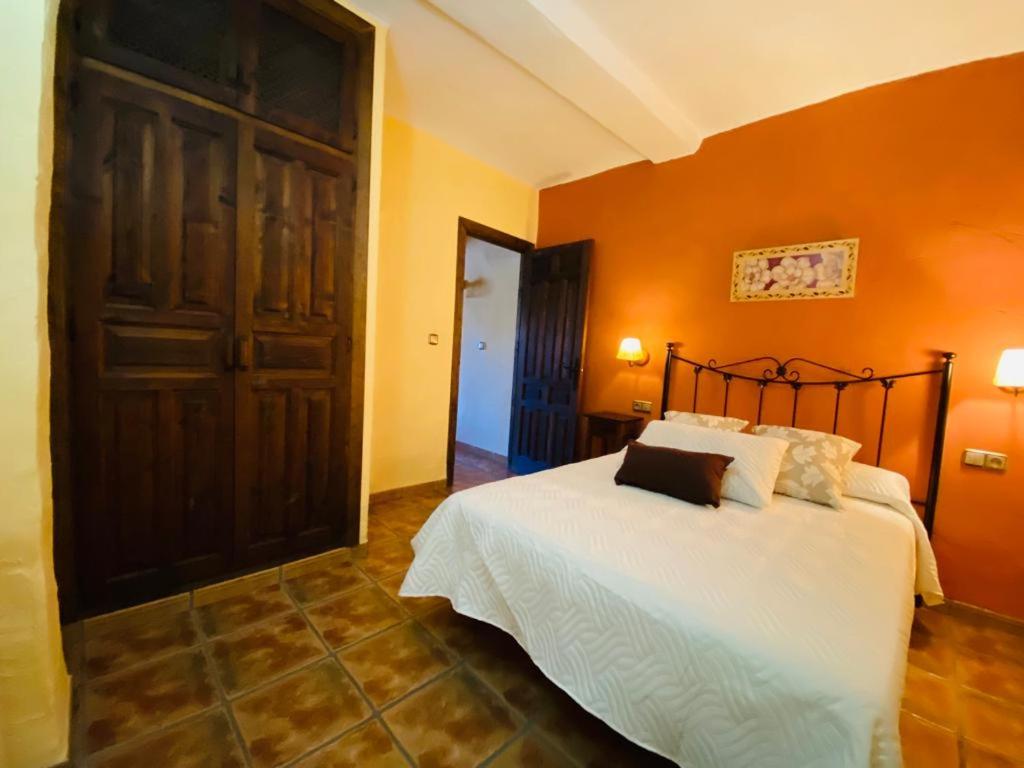 卡皮雷拉莫利哈岑公寓的一间卧室设有一张床和橙色的墙壁