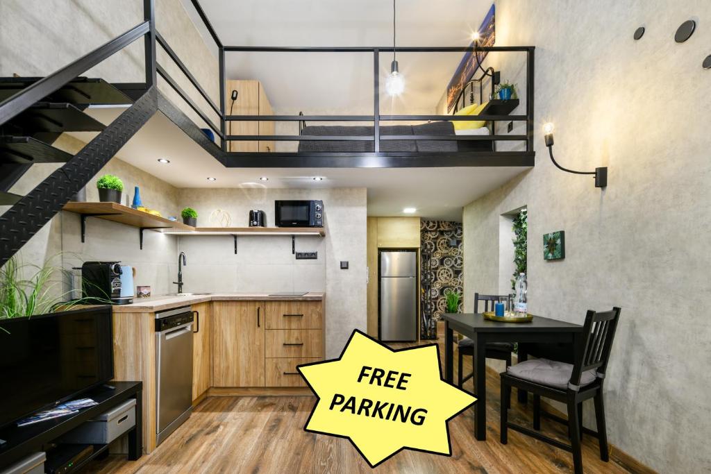 布达佩斯Luxury apartment in the city center with parking的厨房前方设有免费停车位标志