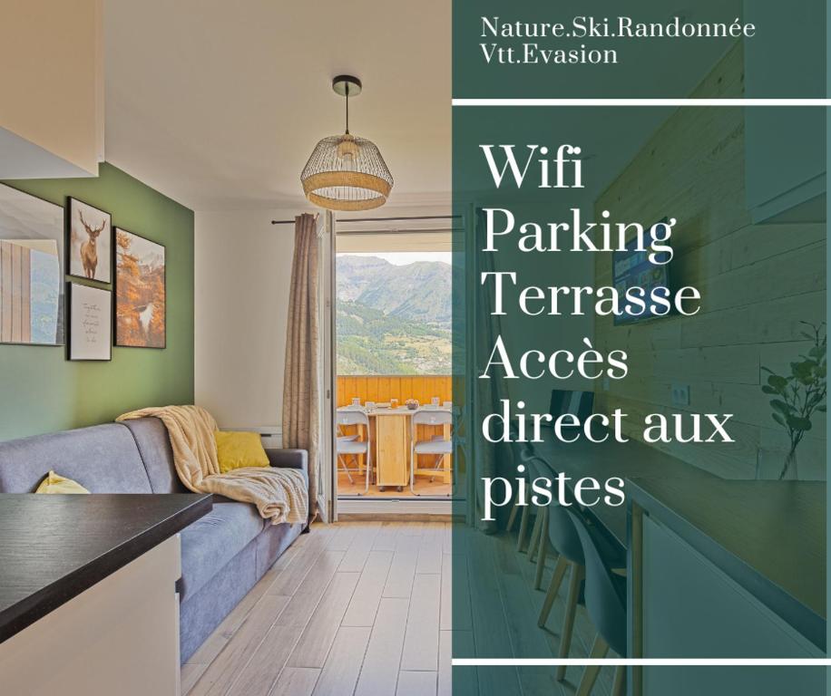 阿洛斯Studio de charme avec vue sur le Val d'Allos, parking et Wifi gratuit的客厅配有沙发和桌子