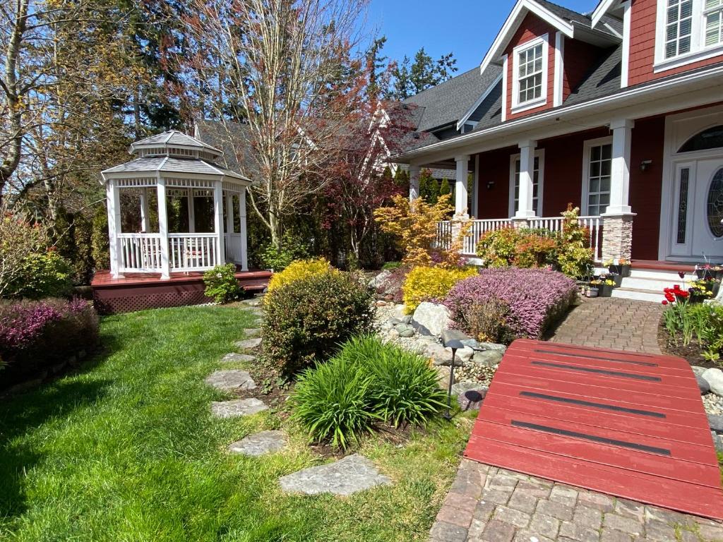 萨里Mae Sweet Home的院子里有红色长凳的房子