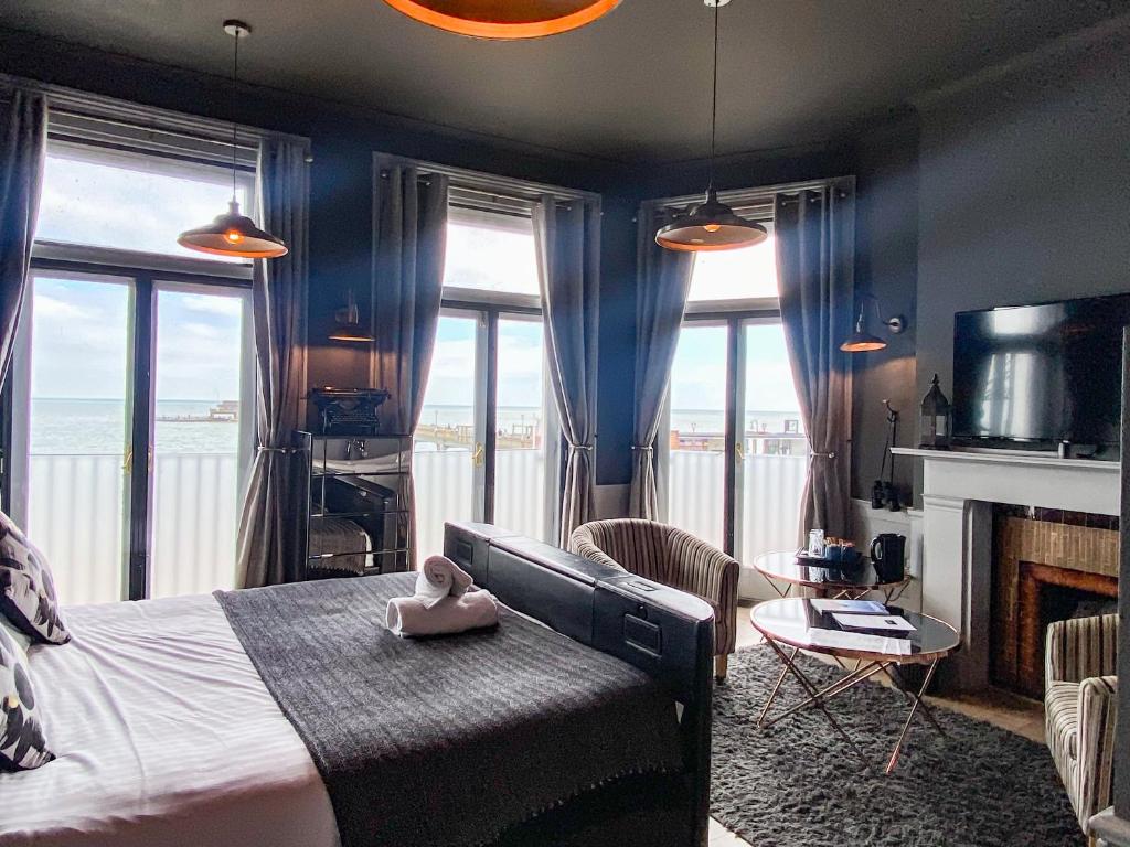 迪尔克拉伦登酒店 的一间卧室设有一张床,享有海景