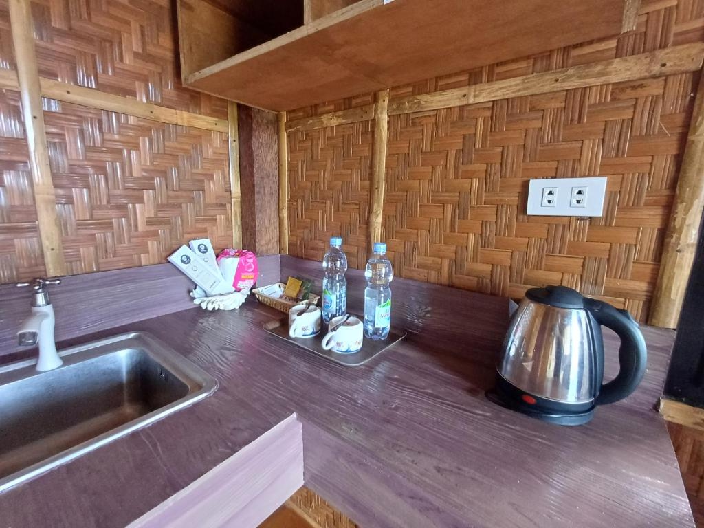 圣胡安Almare Guest House Siquijor的厨房台面配有水槽和水壶