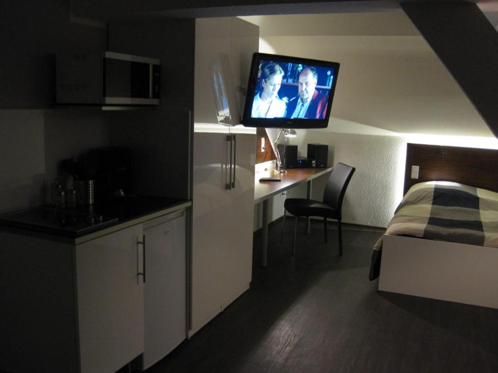 门兴格拉德巴赫Apartment的酒店客房设有一张床和墙上的电视