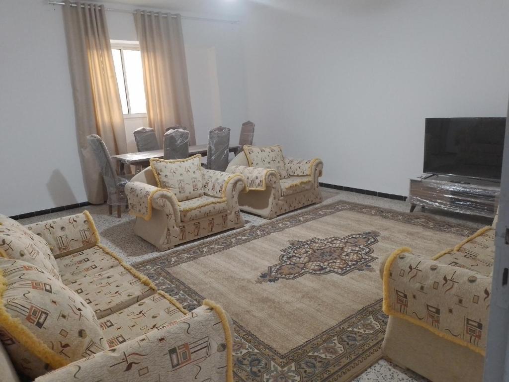 Al MayyitahMeilleure Escale à Gabes的带沙发和平面电视的客厅
