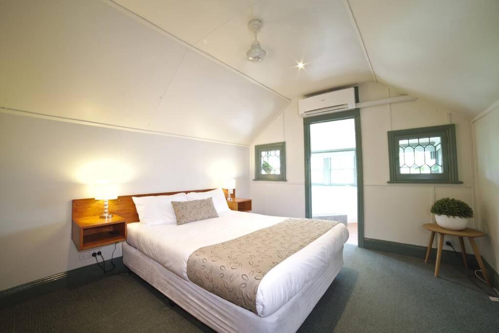 巴拉腊特2 Bedroom Self Contained Apartment with Spa的卧室设有一张白色大床和一扇窗户。