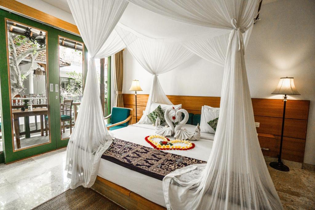 乌布Sabana Ubud的一间卧室配有一张带蚊帐的床