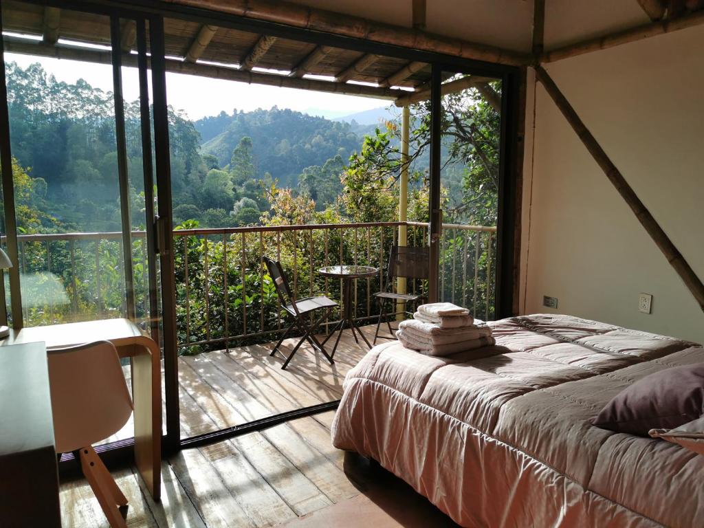 萨兰托Casa Tien的客房设有一张床和一个美景阳台