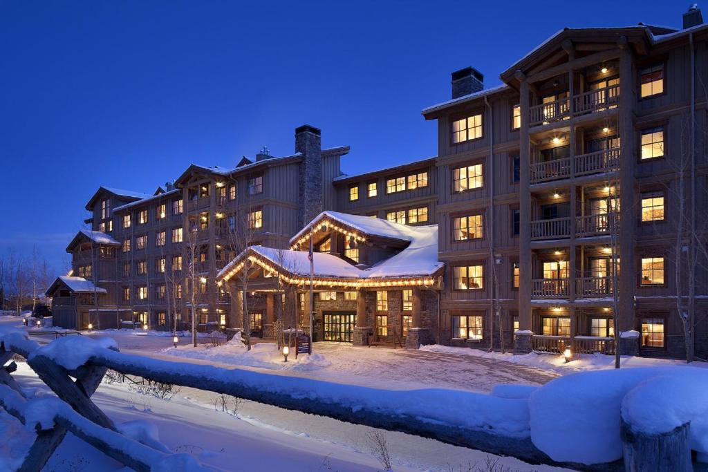 提顿村提顿山小屋Spa贵族山庄酒店的一座大建筑物,在晚上下雪