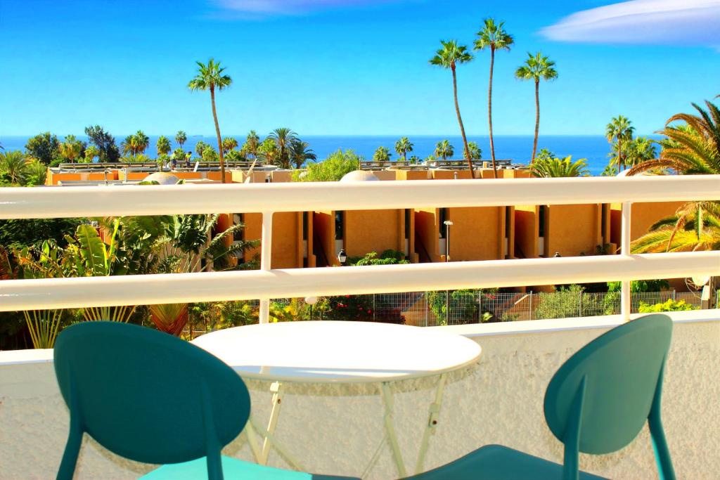 美洲海滩Borinquen Vista Mar的海景阳台上的桌椅