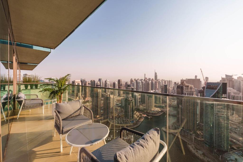 迪拜Maison Privee - Modern Luxury Apt with Spectacular Dubai Marina Vws的市景阳台配有椅子