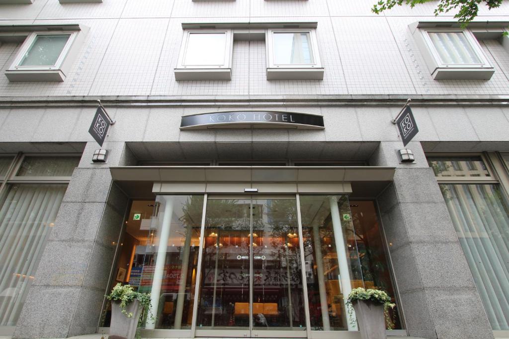 仙台KOKO HOTEL Sendai Station West的玻璃门楼前的商店