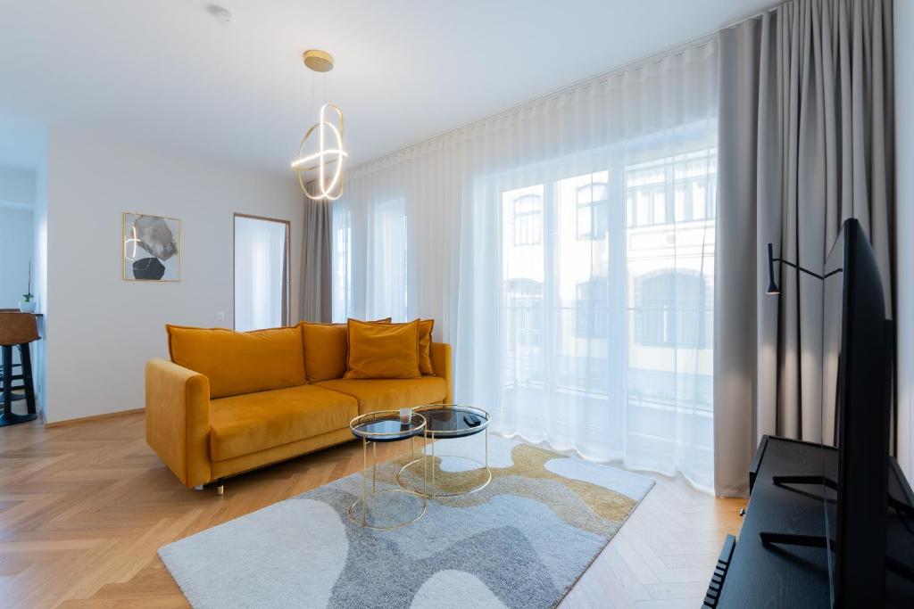 派尔努Cozy Stay Apartment的客厅配有黄色的沙发和桌子
