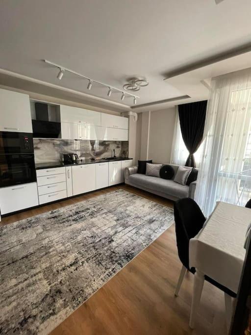 瓦尔纳Luxury Flat-4 People-Mladost的客厅配有沙发和桌子