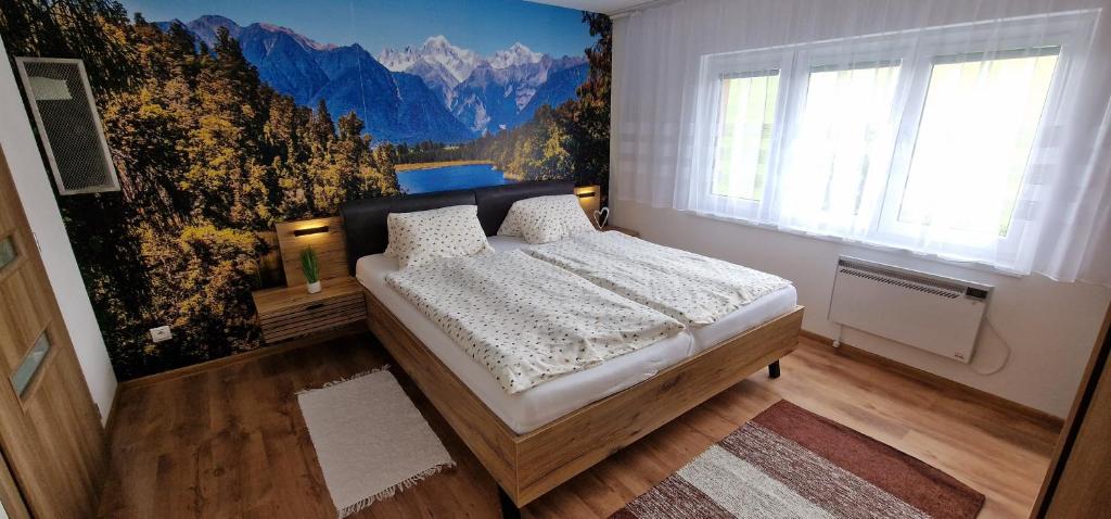 斯皮什新村Chata Family s vírivkou v Slovenskom raji的一间卧室配有一张带山壁床