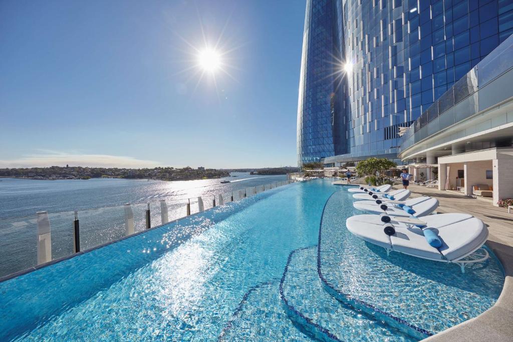 悉尼Crown Towers Sydney的酒店游泳池设有一排躺椅