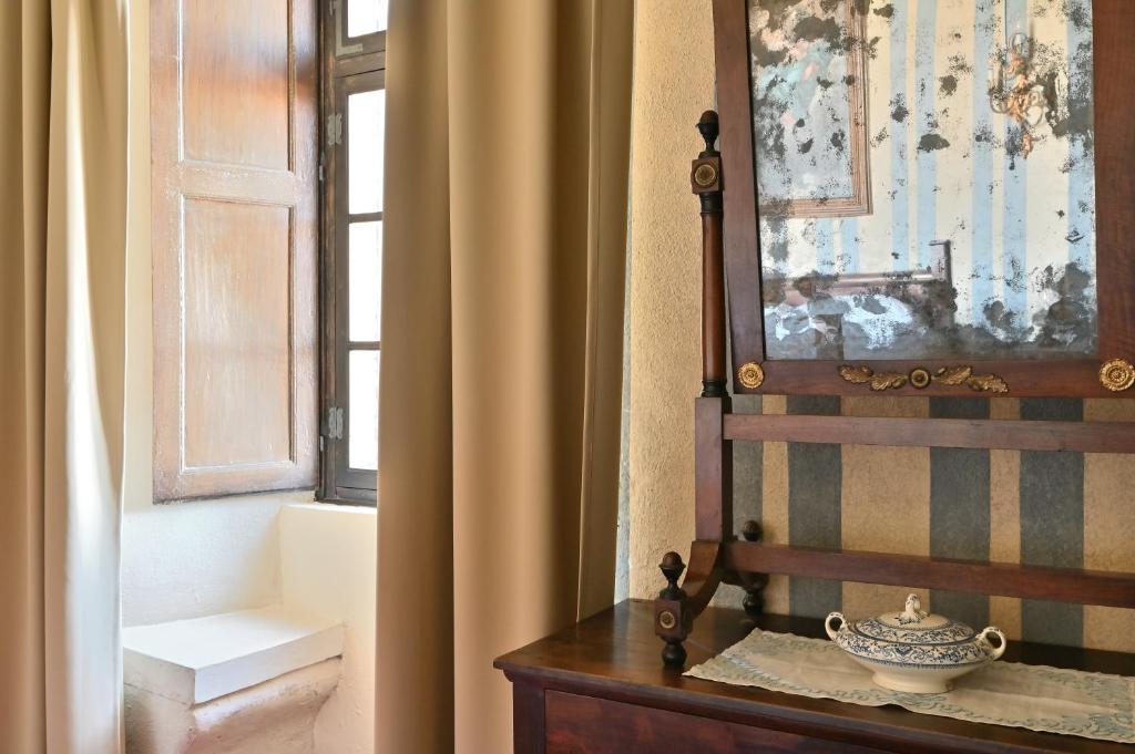 蒙巴鲁佐丹车贝尔城农家乐的一间窗户的房间,一张桌子上有一个花瓶