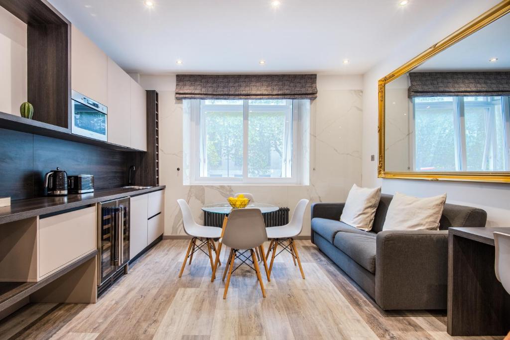 伦敦Circlelet Luxury Private Suite 3的厨房以及带沙发和桌子的客厅。
