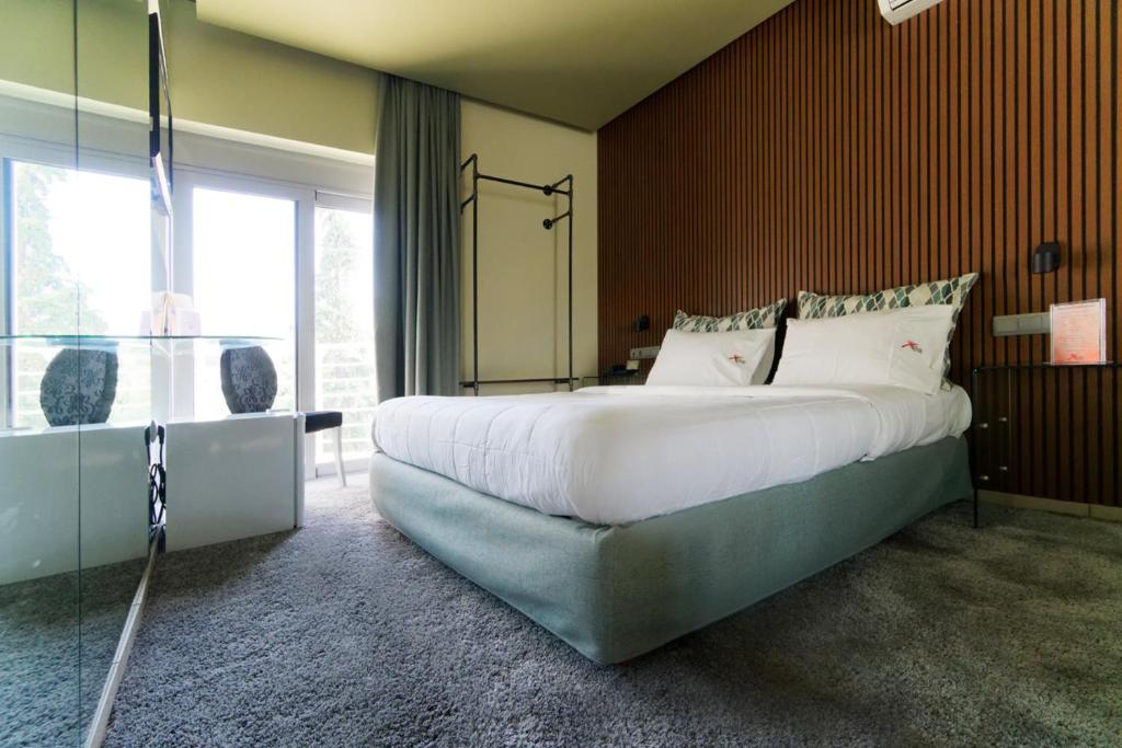 雅典X Dream Hotel-Adults Only的一间卧室设有一张大床和一个大窗户