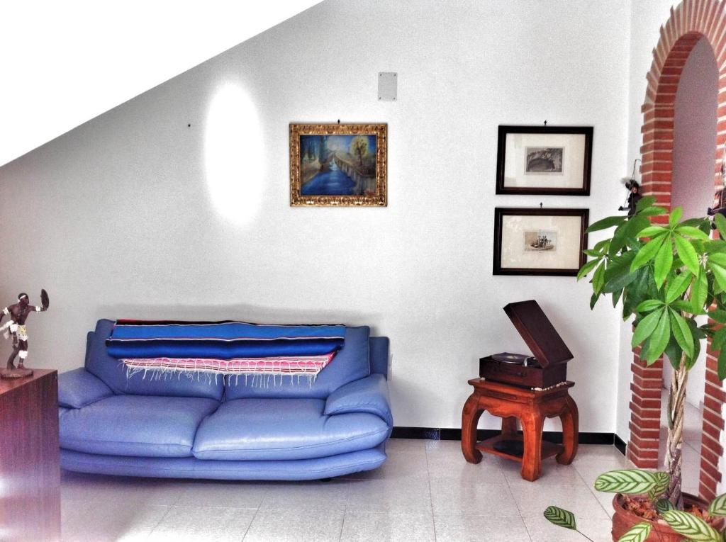 波坦察IRIDEA COUNTRY的客厅配有蓝色的沙发和桌子