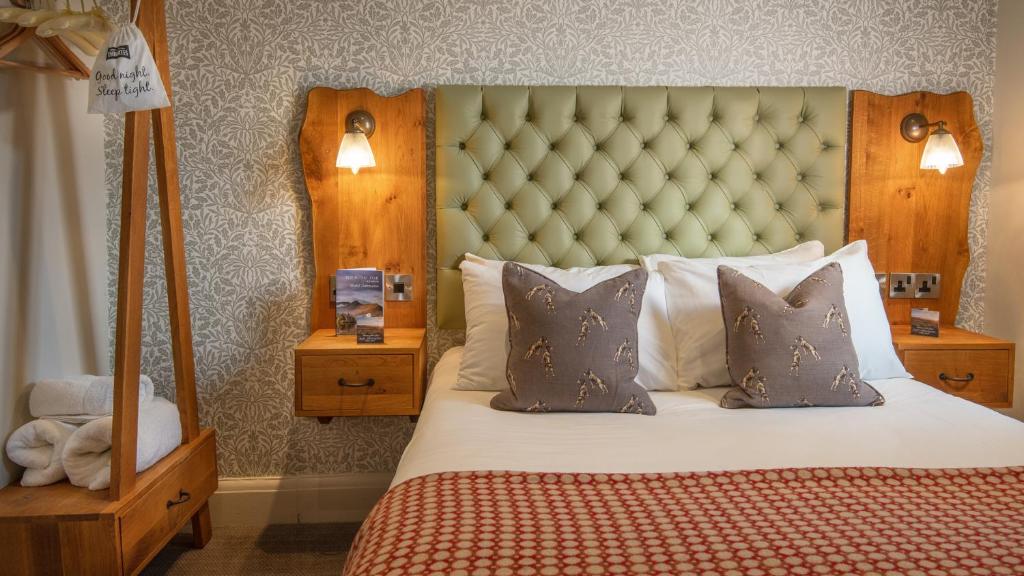 凯西克凯西克皇家橡树酒店的一间卧室配有一张带大床头板和枕头的床