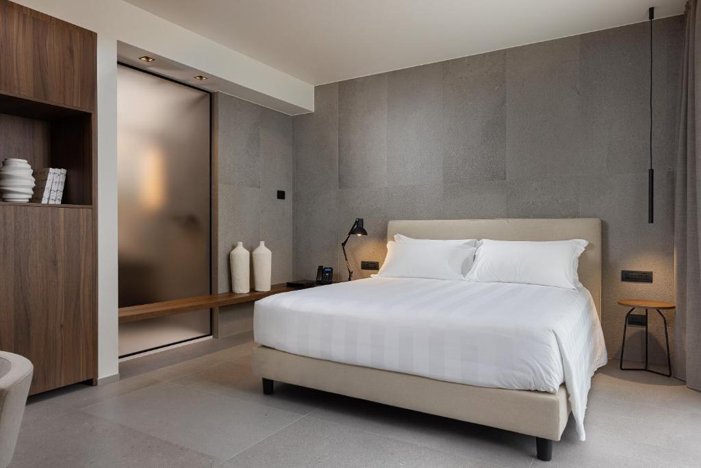 巴里B21 Lifestyle Hotel的卧室配有一张白色大床和一张书桌