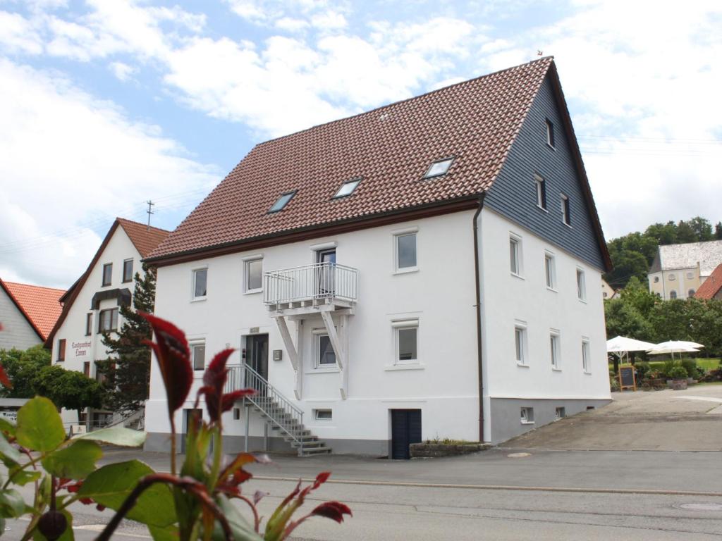 BurladingenLandgasthof Lamm Ferienwohnungen的白色的大建筑,带有棕色的屋顶