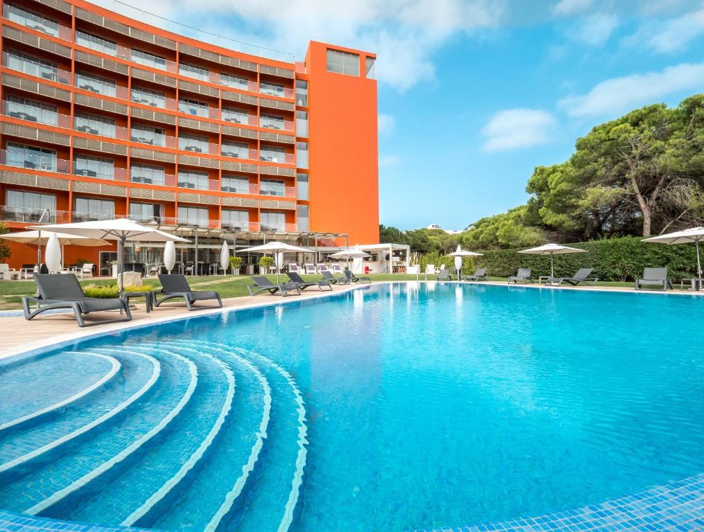 阿尔布费拉Aqua Pedra Dos Bicos Design Beach Hotel - Adults Friendly的酒店前的游泳池