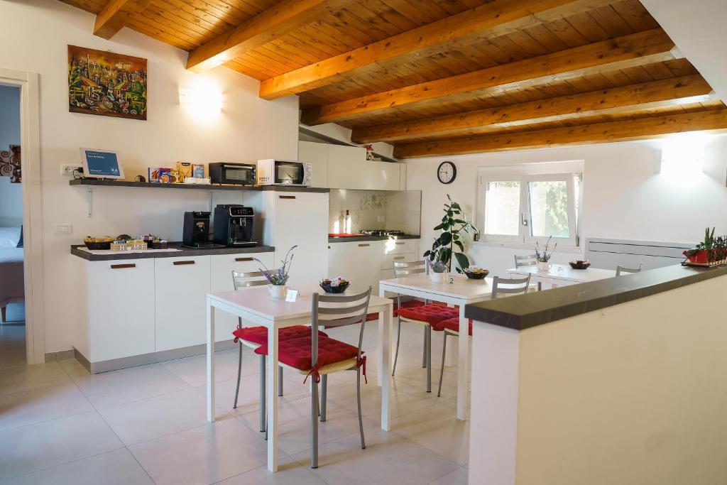 奥托纳Tana del Riccio的厨房配有白色的柜台和桌椅