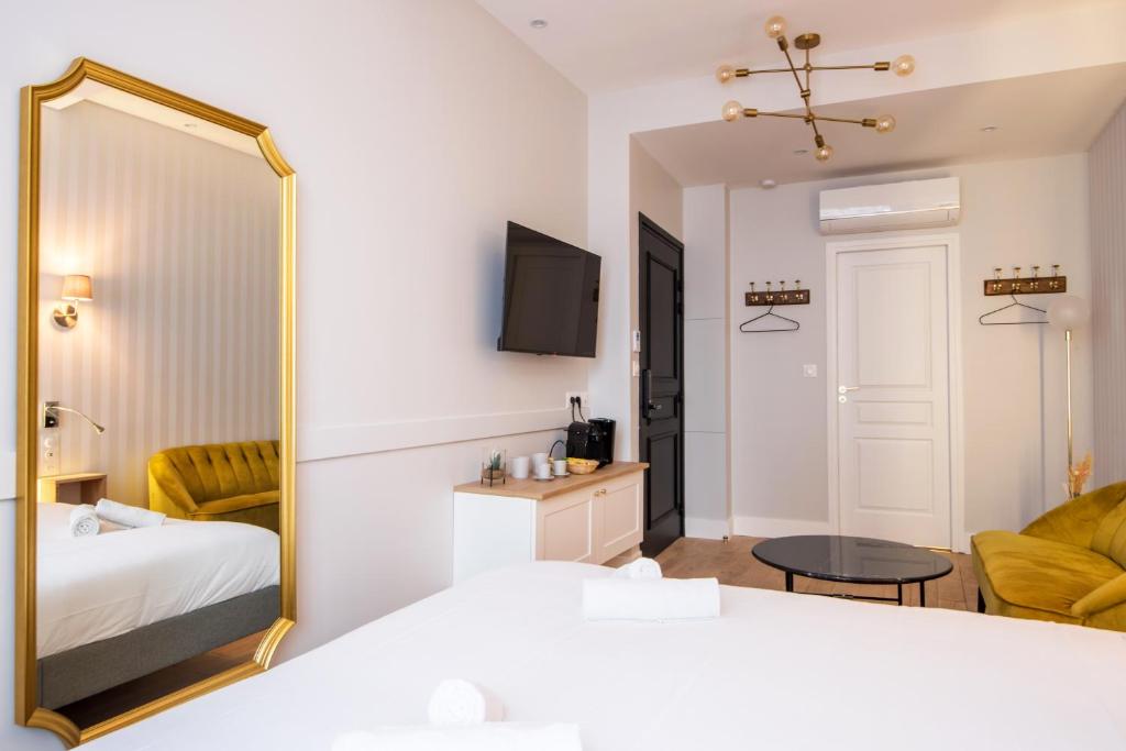 里尔Les Suites Faidherbe的酒店客房,配有床和镜子